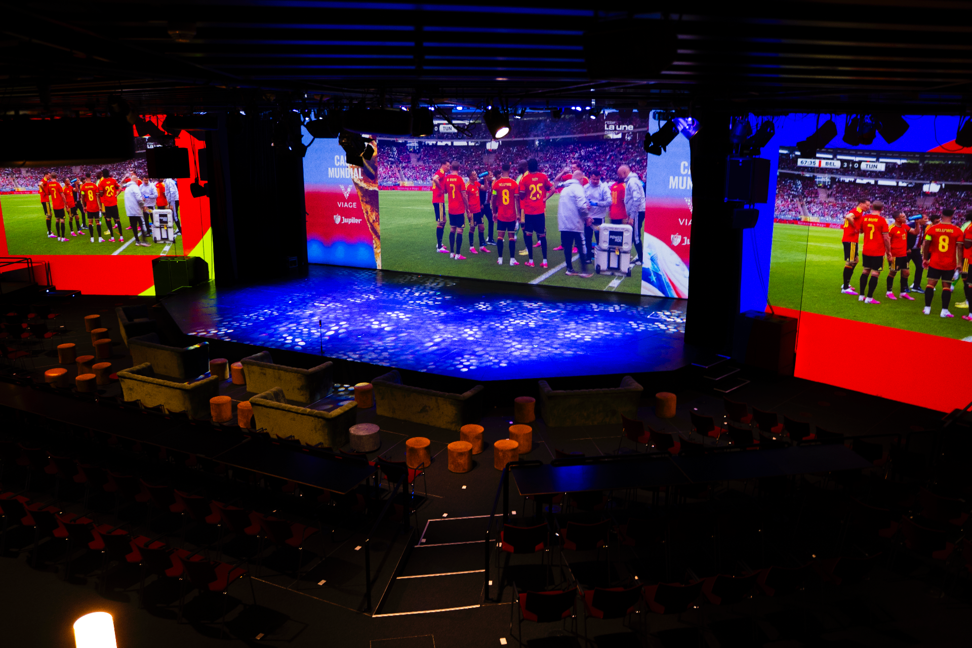 Three giant synchronized screens inside CASA MUNDIAL